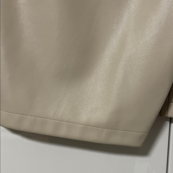 NWOT X REVOLVE House of Harlow 1960 Cream Faux Leather Bermuda Shorts, Size M - Picture 6 of 9